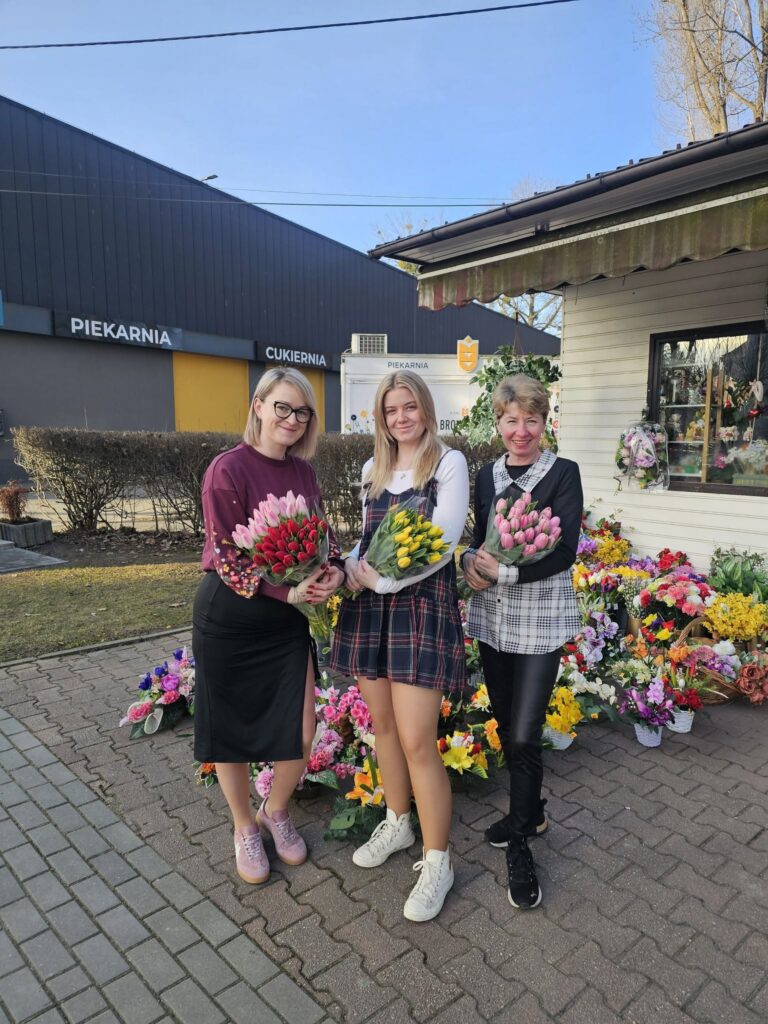 Na zdjęciu pracownicy firmy Swan Flowers.